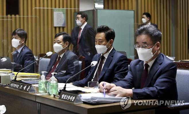 국토위 국감 출석한 오세훈 서울시장 (서울=연합뉴스) 오세훈 서울시장이 20일 서울시청에서 열린 국회 국토교통위원회 서울시 국정감사에 출석하고 있다. 2021.10.20 [국회사진기자단] jeong@yna.co.kr