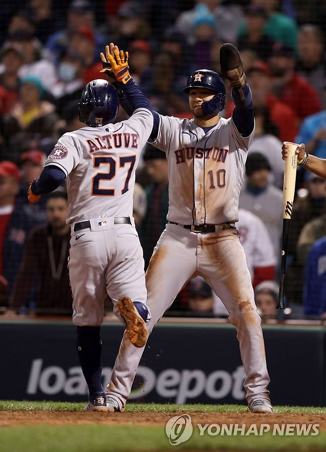 홈런 친 알투베(왼쪽) [AFP=연합뉴스]