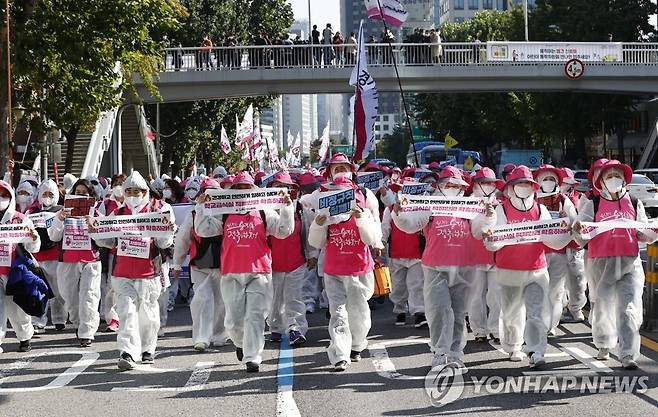 행진하는 총파업 참가자들 (서울=연합뉴스) 윤동진 기자 = 10·20 민주노총 총파업에 참가한 조합원들이 20일 서울 서대문역 인근에서 '5인 미만 사업장 차별 철폐·비정규직 철폐, 모든 노동자의 노조활동 권리 쟁취' 등을 주장하며 행진하고 있다. 2021.10.20 mon@yna.co.kr