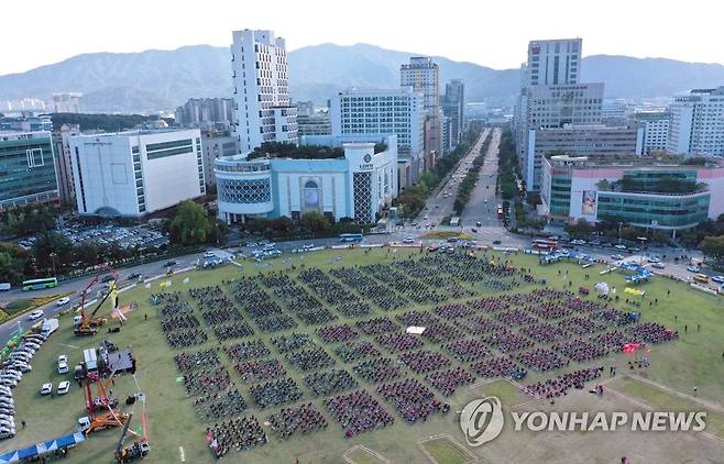 민주노총 창원 총파업대회 (창원=연합뉴스) 김동민 기자 = 민주노총 경남본부가 20일 오후 경남 창원시 성산구 창원광장에서 총파업대회를 열고 있다.
    이날 대회에는 총 2천800여 명(경찰 추산)이 참석했고, 참석자들은 50인 이상 집회·시위가 금지된 방역 지침에 따라 49개씩 구획을 나눠 배치했다. 2021.10.20 image@yna.co.kr