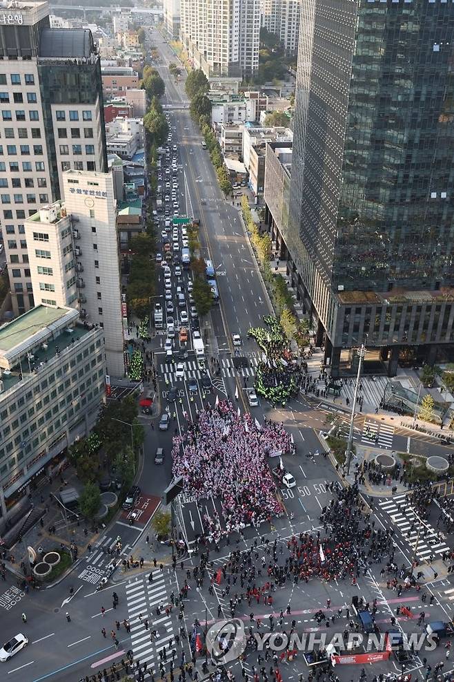 해산 시작한 총파업 참가자들 (서울=연합뉴스) 윤동진 기자 = 10·20 민주노총 총파업에 참가한 조합원들이 20일 서울 서대문역 네거리에서 집회를 벌인 뒤 해산하고 있다. 2021.10.20 mon@yna.co.kr