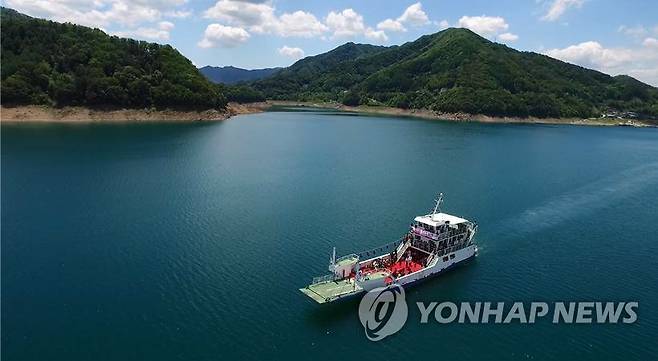 파로호 구만리 선착장∼평화의 댐 구간 오가는 '물빛누리호'  [화천군 제공]