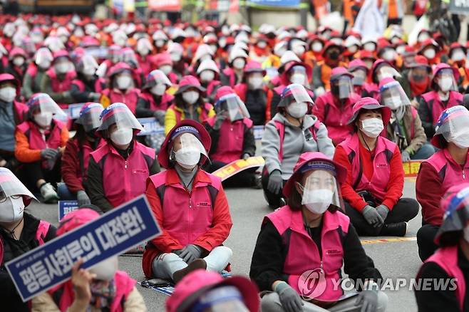 '얼굴가리개' 착용하고 총파업대회 (광주=연합뉴스) 정회성 기자 = 20일 오후 광주 서구 치평동 도심에서 민주노총 광주본부가 주최한 '1020 총파업대회'에서 참가자들이 코로나19 예방을 위한 얼굴가리개(페이스쉴드)를 착용하고 있다. 2021.10.20 hs@yna.co.kr