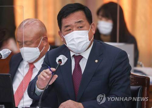 박성민 의원 질의  (수원=연합뉴스) 전수영 기자 = 국민의힘 박성민 의원이 20일 경기도 수원 경기도청에서 열린 국회 국토교통위원회의 경기도에 대한 국정감사에서 이재명 경기도지사에게 질의하고 있다. 2021.10.20 [국회사진기자단] swimer@yna.co.kr
(끝)