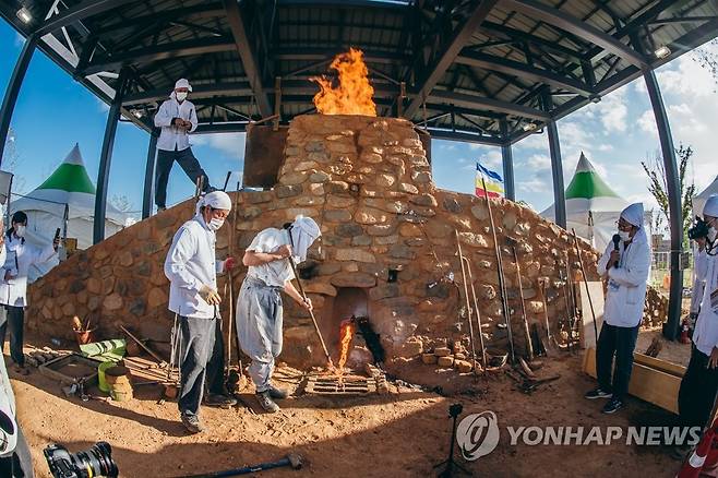 지난해 울산쇠부리 복원 실험 모습 [울산시 북구 제공. 재판매 및 DB 금지]