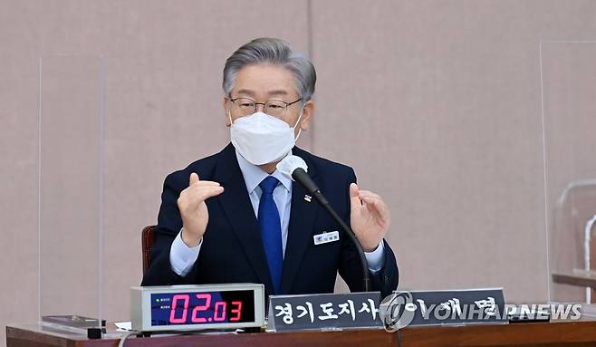 답변하는 이재명 경기지사 (수원=연합뉴스) 더불어민주당 대선 후보인 이재명 경기도지사가 20일 경기도 수원시 경기도청에서 열린 국회 국토교통위원회의 경기도에 대한 국정감사에서 질의에 답변하고 있다. 2021.10.20 [경기사진공동취재단] xanadu@yna.co.kr