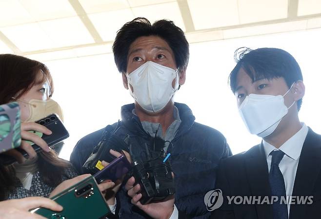 검찰 출석한 남욱 변호사 (서울=연합뉴스) 이지은 기자 = 대장동 개발 로비·특혜 의혹 사건의 핵심 인물인 남욱 변호사가 20일 오후 서울 서초구 서울중앙지검에 조사받기 위해 출석해 취재진의 질문을 듣고 있다. 2021.10.20 jieunlee@yna.co.kr