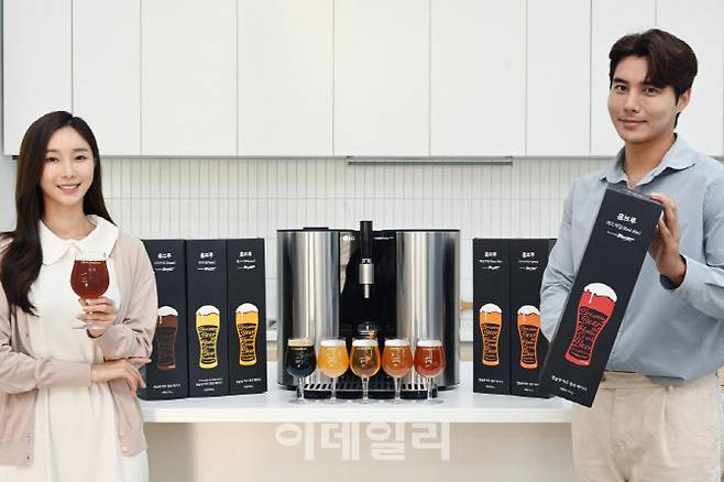 LG전자 모델들이 세계 최초 캡슐형 수제맥주제조기인 ‘LG 홈브루’를 소개하고 있다.