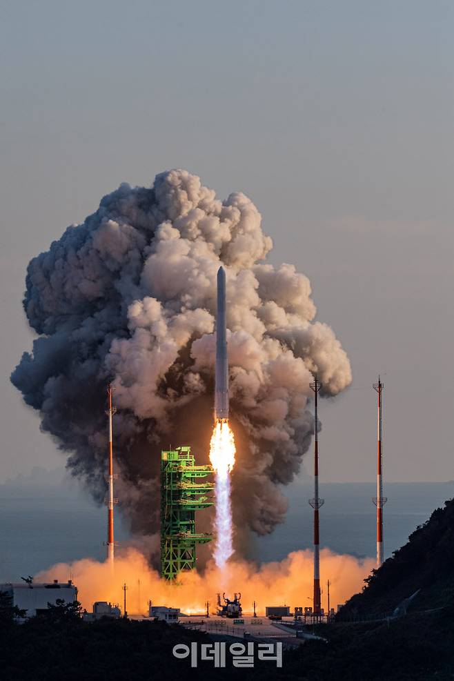 한국형 발사체 누리호(KSLV-ll)가 21일 고흥군 나로우주센터 제2발사대에서 화염을 내뿜으며 힘차게 날아오르고 있다. 누리호는 1.5t급 실용위성을 지구저궤도(600~800km)에 투입하기 위해 만들어진 3단 발사체이며 엔진 설계에서부터 제작, 시험, 발사 운용까지 모두 국내 기술로 완성한 최초의 국산 발사체이다. (사진=사진공동취재단)