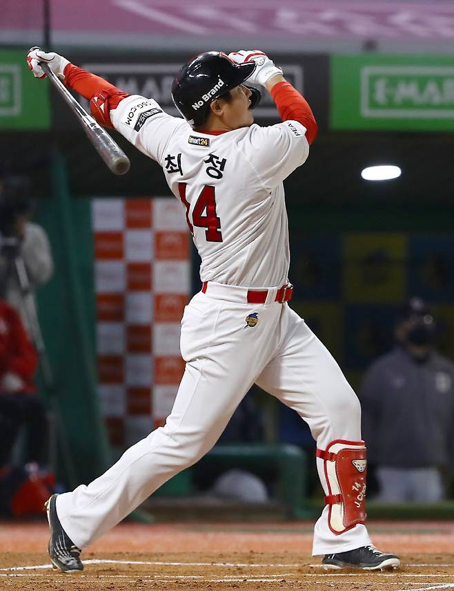 21일 오후 인천 SSG랜더스필드에서 열린 2021 KBO 리그 두산 베어스와 SSG 랜더스 경기. 1회말 2사 2루에서 SSG 최정이 투런 홈런을 치고 있다. 사진=SSG랜더스