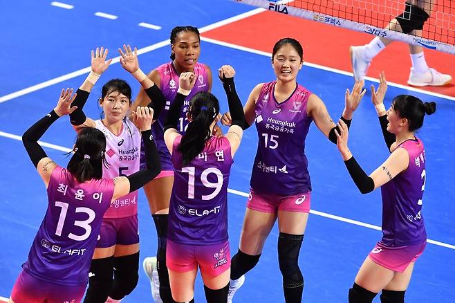 이겼다! 여자배구 흥국생명 선수들이 다크호스 IBK기업은행을 3-1로 꺾는 파란을 일으켰다. [한국배구연맹 제공]