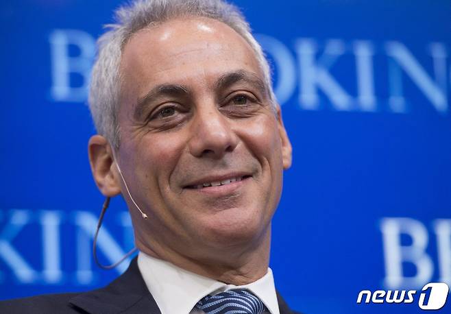 람 이매뉴얼 전 미국 시카고 시장이 2016년 12월9일 워싱턴의 브루킹스 연구소에서 열린 정책 토론회에 참석해 연설을 하고 있다. 조 바이든 미국 대통령은 20일 (현지시간) 이매뉴얼 전 시장을 일본 주재 미국 대사로 지명했다. © AFP=뉴스1 © News1 우동명 기자