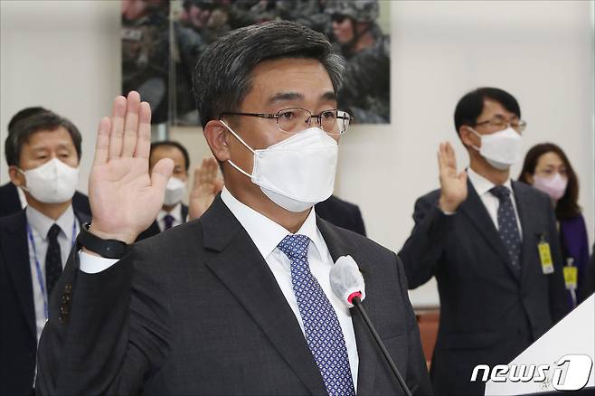 서욱 국방부 장관이 21일 오전 국회 국방위원회의 국정감사 출석, 증인선서를 하고 있다. 2021.10.21/뉴스1 © News1 구윤성 기자