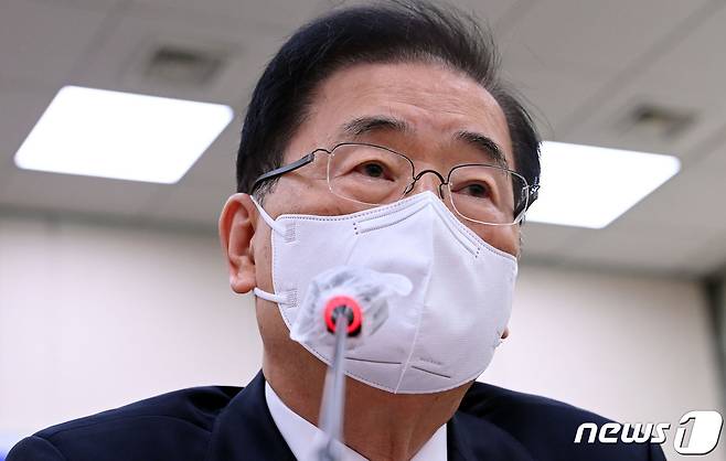 정의용 외교부 장관이 21일 서울 여의도 국회에서 열린 외교통일위원회의 외교부, 통일부 등에 대한 종합감사에서 의원 질의에 답하고 있다. 2021.10.21/뉴스1 © News1 오대일 기자