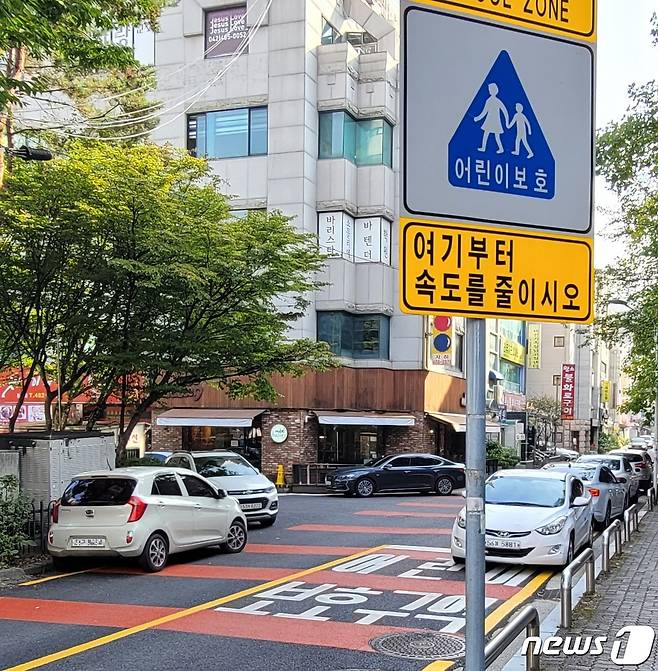 대전 서구 둔산동의 한 어린이보호구역에 차량들이 양쪽으로 불법주차돼있는 모습. © 뉴스1 임용우 기자