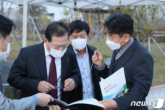 우재봉 원장(왼쪽)이 충남소방본부 관계자와 내포신도시 첨단산업단지에 위치한 현장을 확인하고 있다.© 뉴스1