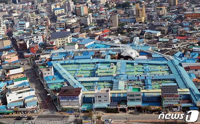 (정읍=뉴스1) 박제철 기자 = 전북 정읍시가 전통시장과 구도심 주변의 주차난 해소를 위해 11월부터 샘고을시장 하나마트에서 유한당 약국까지(약 200m) 양방향 주차를 허용하기로 했다. 하늘에서 본 샘고를시장 전경.© 뉴스1
