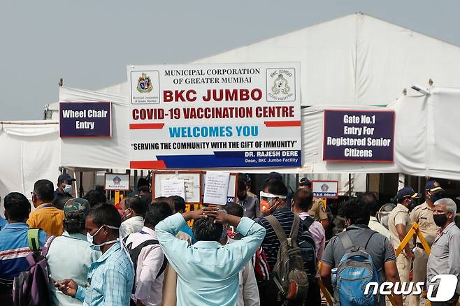 2021년 4월9일 인도 뭄바이 코로나19 백신 접종소에서 백신이 떨어졌다는 소식에 시민들이 망연자실하던 모습.  © 로이터=뉴스1