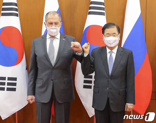 정의용 외교부 장관과 세르게이 라브로프 러시아 외무장관이 지난 3월 25일 서울 종로구 외교부 청사에서 열린 한-러 외교장관회담에 앞서 기념촬영을 하고 있다. 2021.3.25/뉴스1 © News1 사진공동취재단