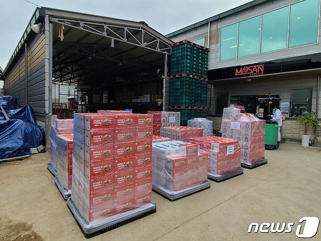 경남 김해서 생산된 장군차 김치가 일본 수출길에 오르고 있다. (김해시 제공) © 뉴스1