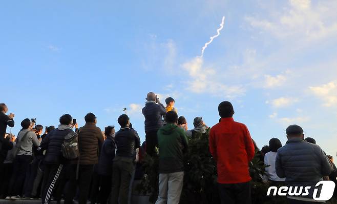 21일 오후 전남 고흥군 우주발사전망대를 찾은 시민들이 누리호 발사가 시작되자 휴대전화기로 사진과 영상을 찍고 있다. 2021.10.21/뉴스1 © News1 이수민 기자