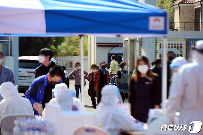 지난 5월 전남 고흥군 박지성공설운동장에 설치된 임시 선별진료소에서 군민들이 신종 코로나바이러스 감염증(코로나19) 진단 검사를 받기 위해 길게 줄지어 서 있다.2021.5.3/뉴스1 DB © News1 정다움 기자