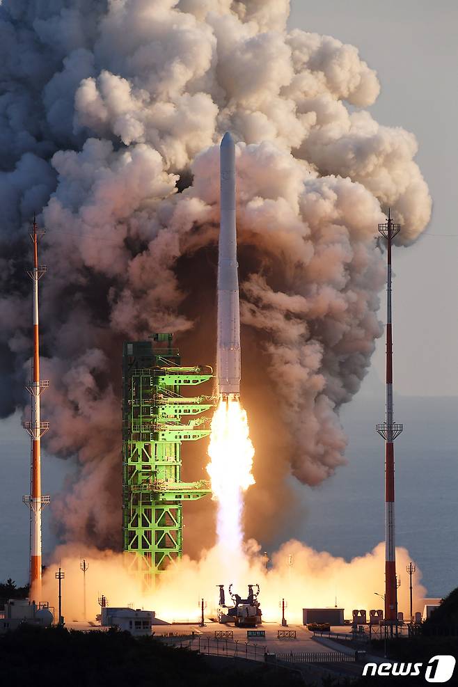 21일 전남 고흥군 나로우주센터 제2발사대에서 한국형 발사체 누리호(KSLV-ll)가 발사되고 있다. 1.5t급 실용위성을 지구저궤도(600~800km)에 투입하기 위해 만들어진 누리호는 길이 47.2m에 200톤 규모로, 엔진 설계와 제작, 시험과 발사 운용까지 모두 국내 기술로 완성됐다. 2021.10.21/뉴스1 © News1 사진공동취재단