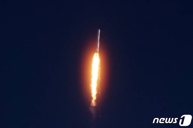 '한국형 발사체' 누리호가 21일 오후 전남 고흥군 나로우주센터에서 발사되고 있다. 1.5t급 실용위성을 지구저궤도(600~800km)에 투입하기 위해 만들어진 누리호는 길이 47.2m에 200톤 규모로, 엔진 설계와 제작, 시험과 발사 운용까지 모두 국내 기술로 완성됐다. 2021.10.21/뉴스1 © News1 조태형 기자