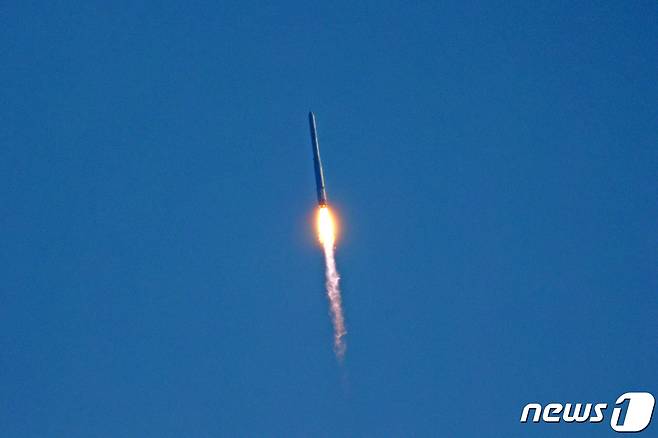 '한국형 발사체' 누리호가 21일 오후 전남 고흥군 나로우주센터에서 발사되고 있다. 1.5t급 실용위성을 지구저궤도(600~800km)에 투입하기 위해 만들어진 누리호는 길이 47.2m에 200톤 규모로, 엔진 설계와 제작, 시험과 발사 운용까지 모두 국내 기술로 완성됐다. 2021.10.21/뉴스1 © News1 조태형 기자