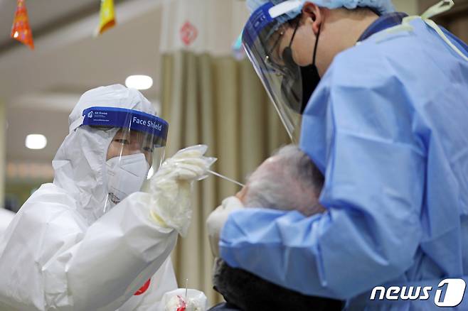 21일 충북에서 코로나19 확진자 42명이 추가 발생했다. 사진은 코로나19 검체 채취 모습. /뉴스1 © News1