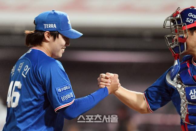 삼성 원태인(왼쪽)과 강민호.  스포츠서울DB