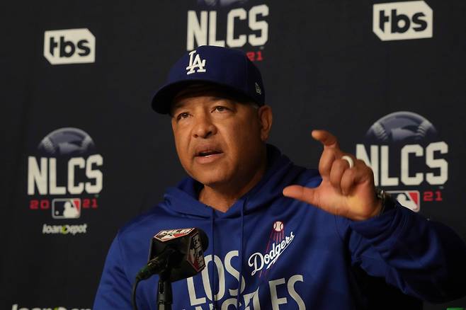 LA 다저스 데이브 로버츠 감독이 21일(한국시각) 애틀랜타 브레이브스와의 리그챔피언십시리즈 4차전서 2대9로 패한 뒤 기자회견을 하고 있다. USATODAY연합뉴스