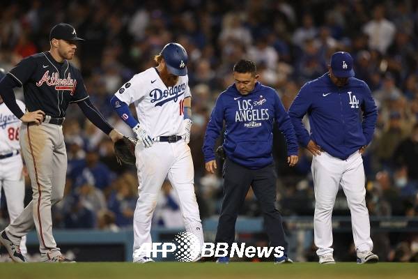 부상으로 고개를 숙인 저스틴 터너(왼쪽 두 번째). ⓒAFPBBNews = News1