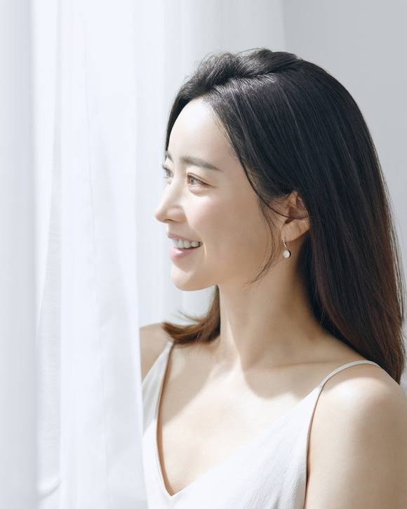 배우 홍수아가 차기작으로 영화 '감동의 나날' 출연을 결정하며 '로코퀸'에 도전한다. /글로빅엔터테인먼트 제공