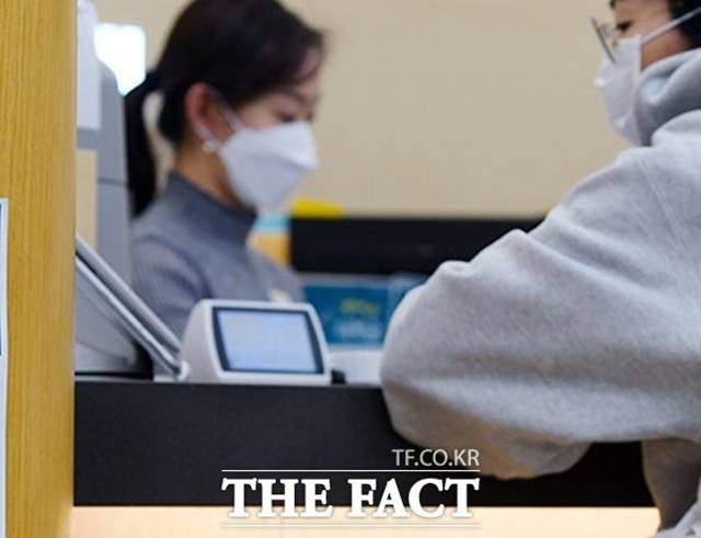 21일 보험업계에 따르면 보험사가 줄줄이 신규 대출을 중단하고 있다. KB손해보험과 동양생명에 이어 삼성화재도 일부 대출을 중단했다. /더팩트 DB