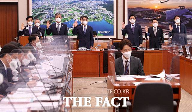 노형욱 국토교통부 장관(왼쪽)을 비롯한 기관 증인들이 증인 선서를 하고 있다.