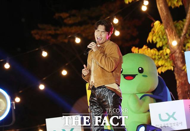 열창하는 김범수. / LX한국국토정보공사