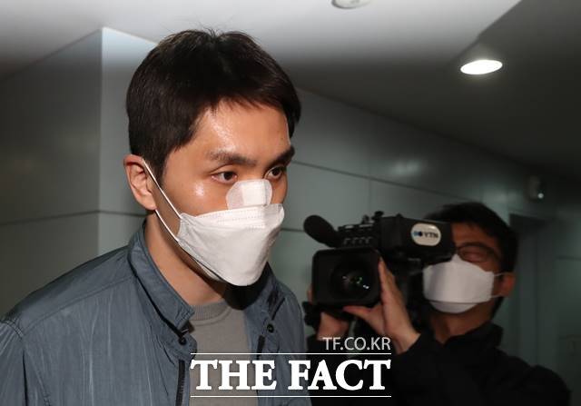 회식 중 후배를 때린 전 프로농구 선수가 재판을 받게됐다. 사진은 지난 4월 KBL 재정위원회에 출석하는 기승호 선수. 2021.04.30. /뉴시스