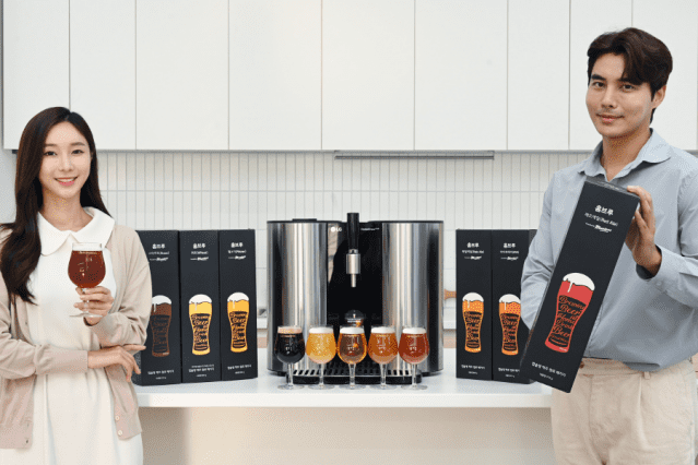LG전자가 수제맥주제조기 ‘LG 홈브루’로 즐길 수 있는 맥주 종류를 확대한다. 모델들이 LG전자가 홈브루 고객 선호도를 반영해 새롭게 선보이는 ‘레드 에일(Red Ale)’ 캡슐 패키지를 소개하고 있다.(사진=LG전자)