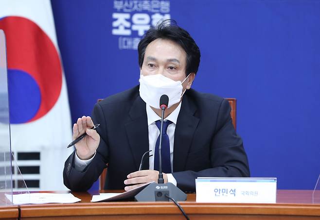 19일 국회에서 열린 더불어민주당 '화천대유 토건비리 진상규명 태스크포스(TF) 2차 회의에서 안민석 의원이 발언하고 있다. /연합뉴스