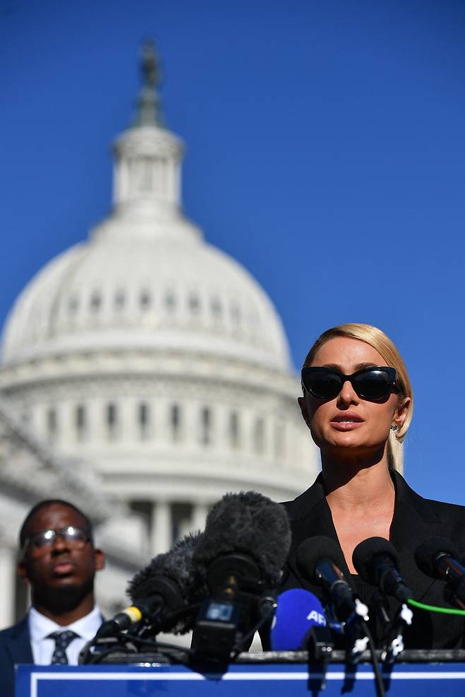 할리우드 스타 패리스 힐턴이 20일(현지 시각) 워싱턴 DC 국회 의사당 앞에서 기자회견을 열고 있다. /AFP 연합뉴스