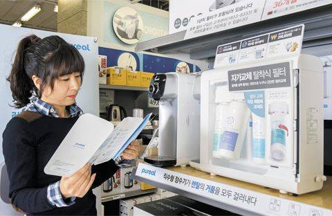 한 여성이 이마트에서 중소 정수기업체 피코그램이 만든 직수형 정수기 ‘퓨리얼’을 살펴보고 있다. 최근 정수기 업계에서는 다양한 중소업체가 물을 수도에서 바로 걸러 마시는 ‘직수형’ 정수기를 저렴한 가격에 내놓으며 인기를 끌고 있다.
