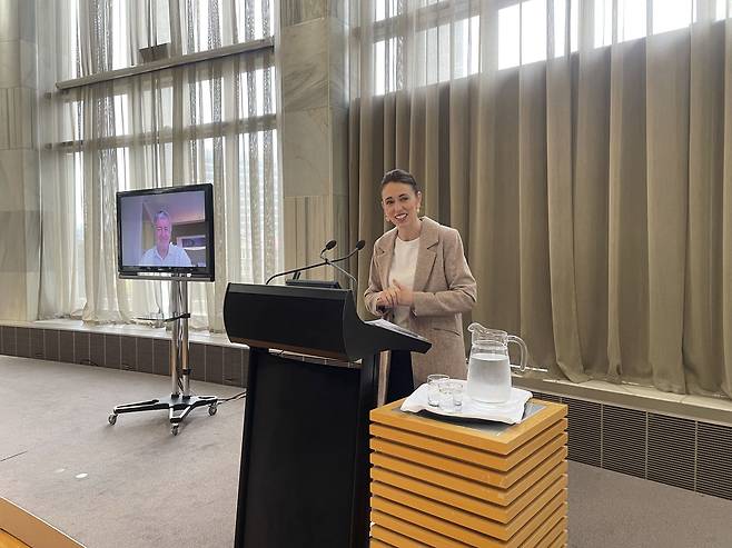 저신다 아던 뉴질랜드 총리가 21일(현지 시각) 데미안 오코너 통상장관과 화상회의를 열고 영국과의 무역협정 관련 내용을 논의하고 있다. /AP 연합뉴스