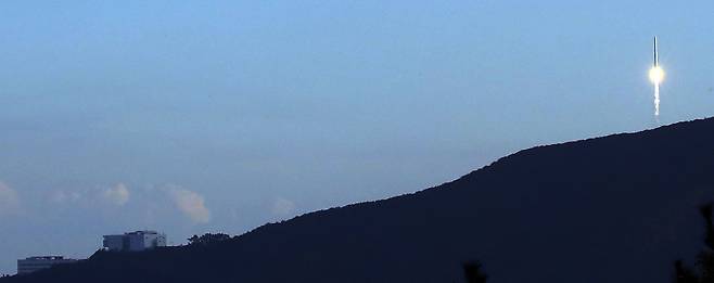 순수 국내 기술로 설계·제작된 한국형 발사체 누리호(KSLV-II)가 21일 오후 전남 고흥군 봉래면 나로우주센터에서 발사되고 있다. /연합뉴스