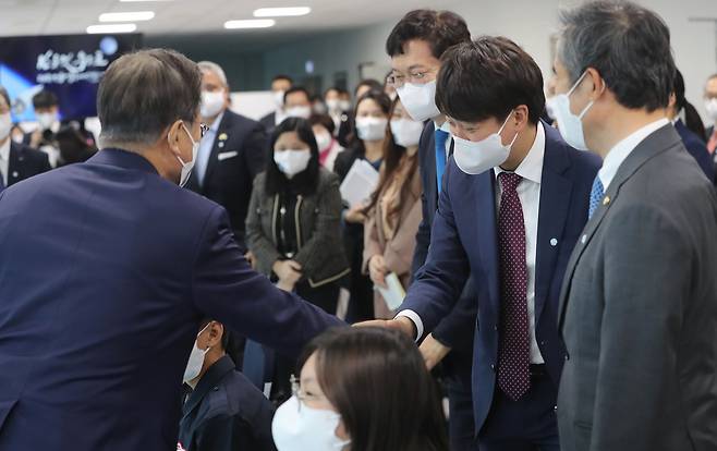 문재인 대통령이 21일 오후 전남 고흥 나로우주센터 연구동에서 한국형 발사체 '누리호(KSLV-2)'발사 참관을 마치고 국민의힘 이준석 대표와 인사하고 있다. /연합뉴스