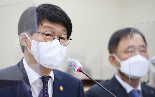 안경덕 고용노동부 장관이 21일 오전 서울 여의도 국회에서 열린 환경노동위원회의 고용노동부 종합감사에서 의원들의 질의에 답하고 있다. 연합뉴스.