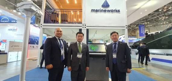 21일 부산 벡스코에서 열린 '2021 부산국제조선해양산업전(KOMARINE)'에 참가한 마린웍스의 전시부스애서 최종성 특수사업부 팀장, 김용대 대표이사, 조현철 사업총괄담당(왼쪽부터)이 포즈를 취하고 있다. 사진=정용부 기자
