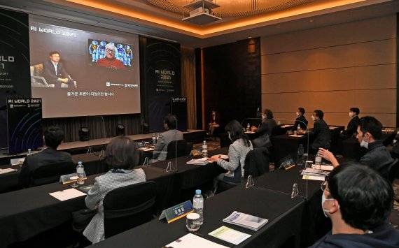 파이낸셜뉴스와 대한전자공학회(IEIE)는 21일 서울 여의도 콘래드호텔에서 인간과 인공지능(AI)의 조화로운 삶을 모색하기 위한 AI World 2021 포럼을 개최했다. 참석자들이 사전 녹화로 진행한 토비 월시 호주 뉴사우스웨일스대학교 교수와 서승우 서울대학교 전기정보공학부 교수의 화상 대담을 경청하고 있다. 사진=박범준 기자