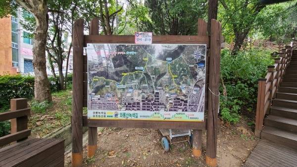 등산로 입구에 있는 전체 산의 지도를 사진 찍어 올라가면 조난 당할 확률이 줄어든다.