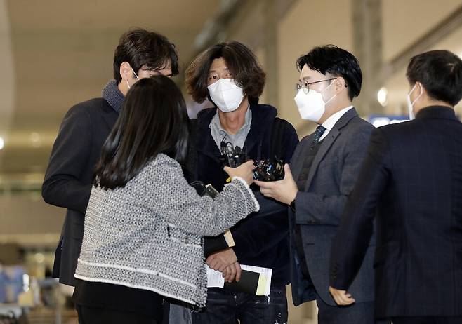 대장동 개발 로비·특혜 의혹의 핵심 인물인 천화동인 4호 소유주 남욱 변호사가 18일 새벽 인천국제공항으로 입국했다. 전담수사팀에 체포된 남 변호사가 서울중앙지검으로 이송되고 있다. 인천공항/김명진 기자 littleprince@hani.co.kr